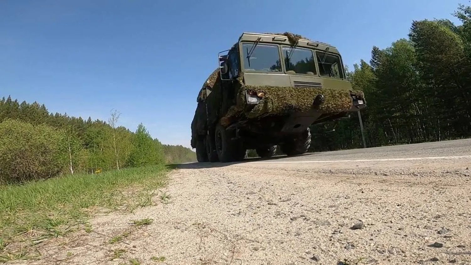 Russische Soldaten transportieren taktische Atomsprengköpfe im Wald