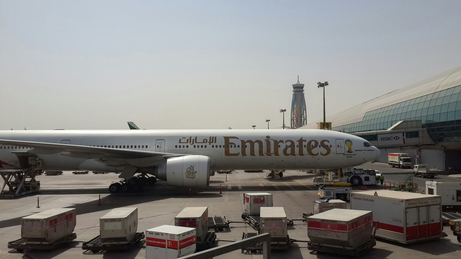 UAE Luftabwehr reagiert auf einen iranischer Raketenangriff