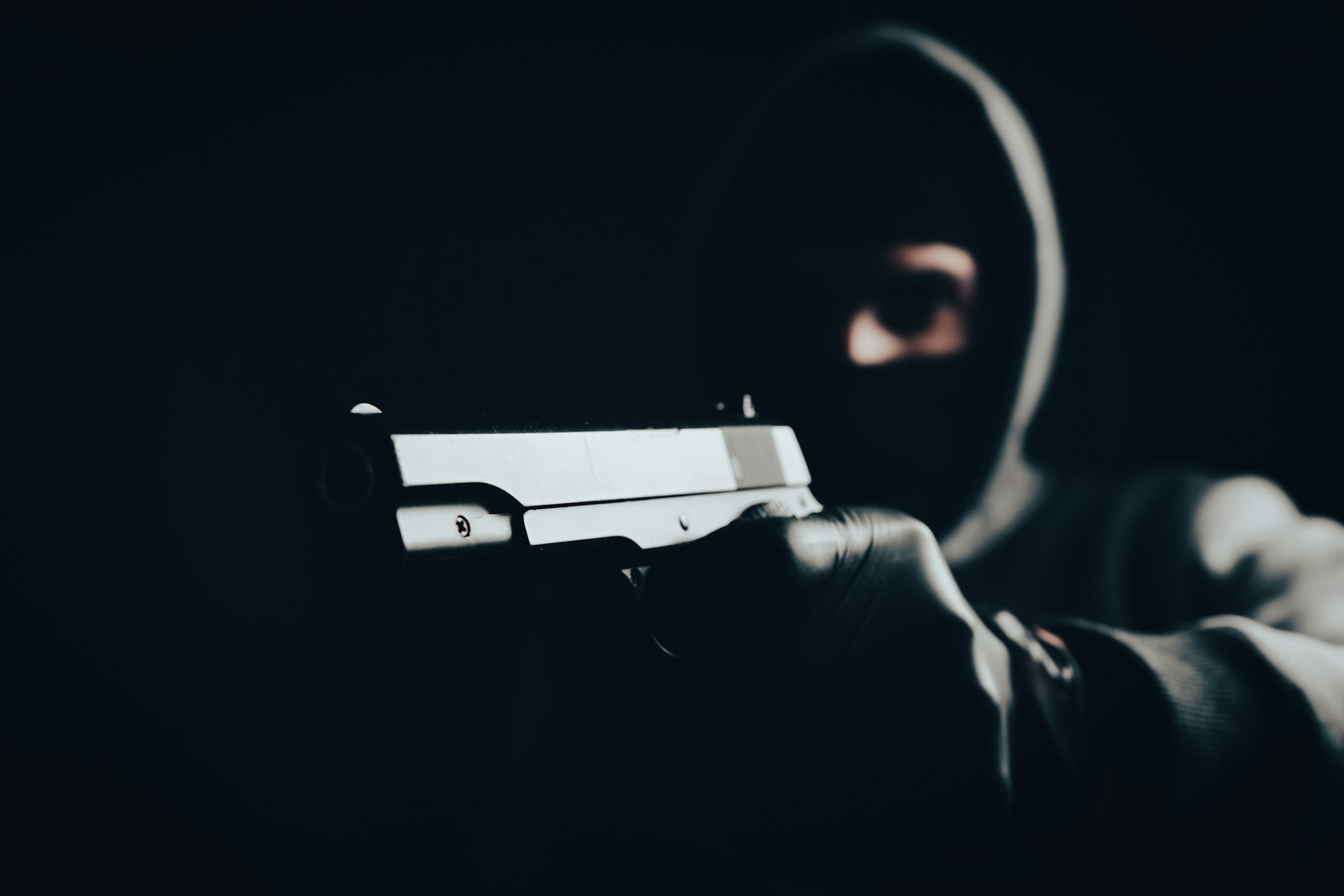 SEK-Einsatzkräfte sichern das Gebäude nach dem Banküberfall in Sinzig