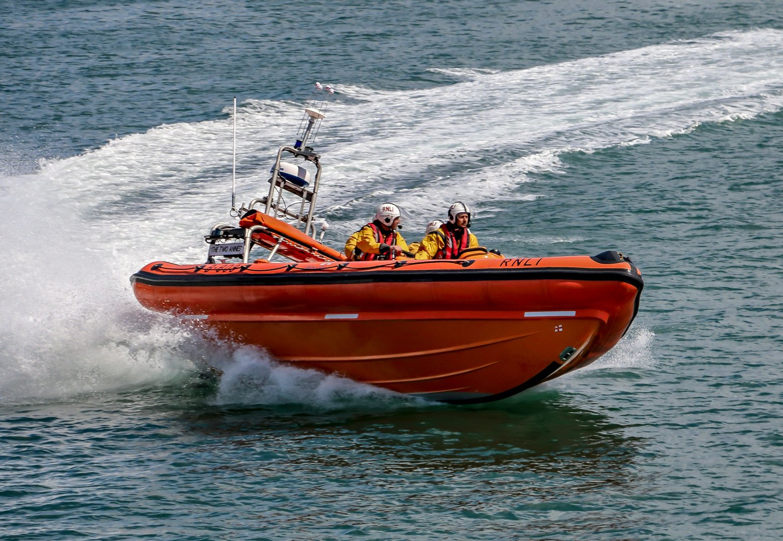 Ein Tanker der Russlands Schattenflotte in schwedischen Gewässern