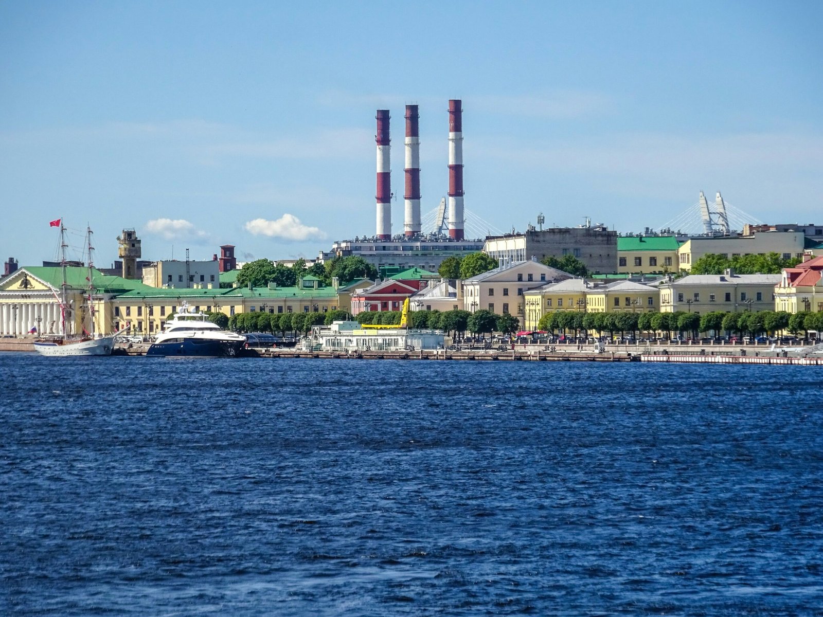 Reste einer Drohne vor beschädigter Russlands Energieinfrastruktur