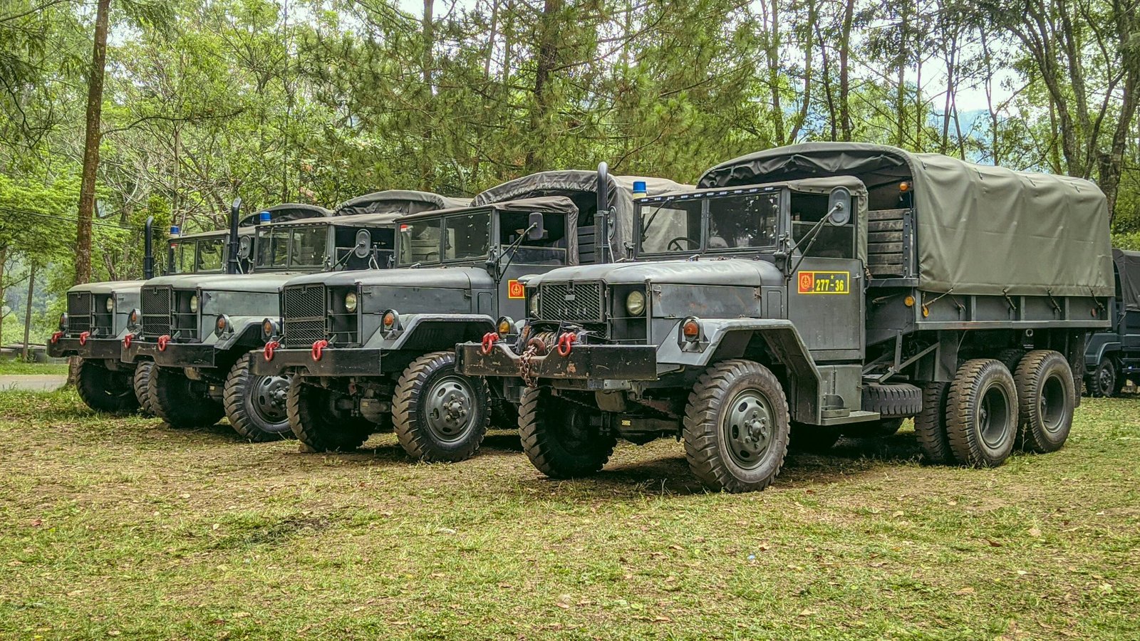 Soldaten montieren Prototypen für die TIE-Batterie der US-Armee