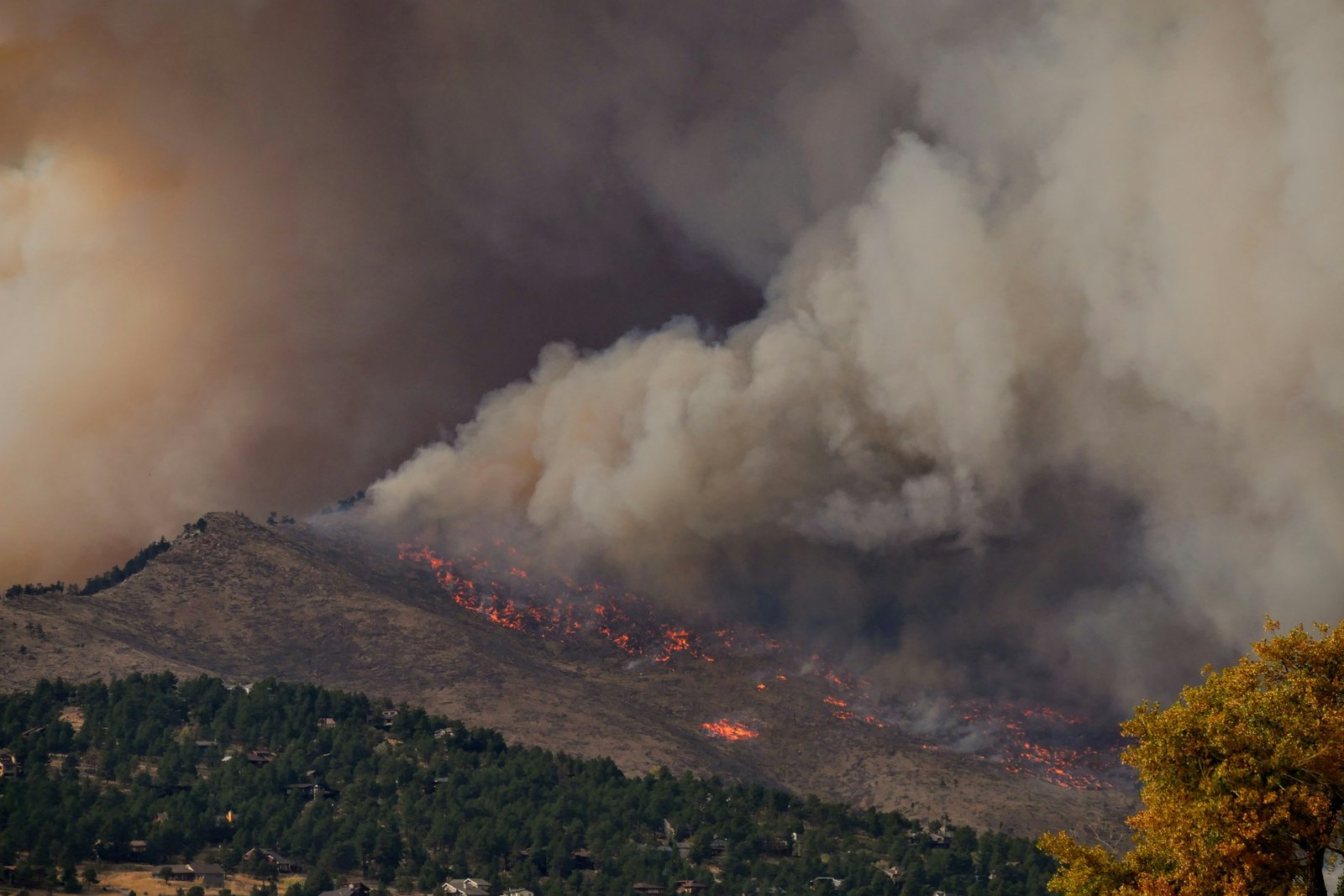 Menschen in Sicherheit nach dem Waldbrand in Italien