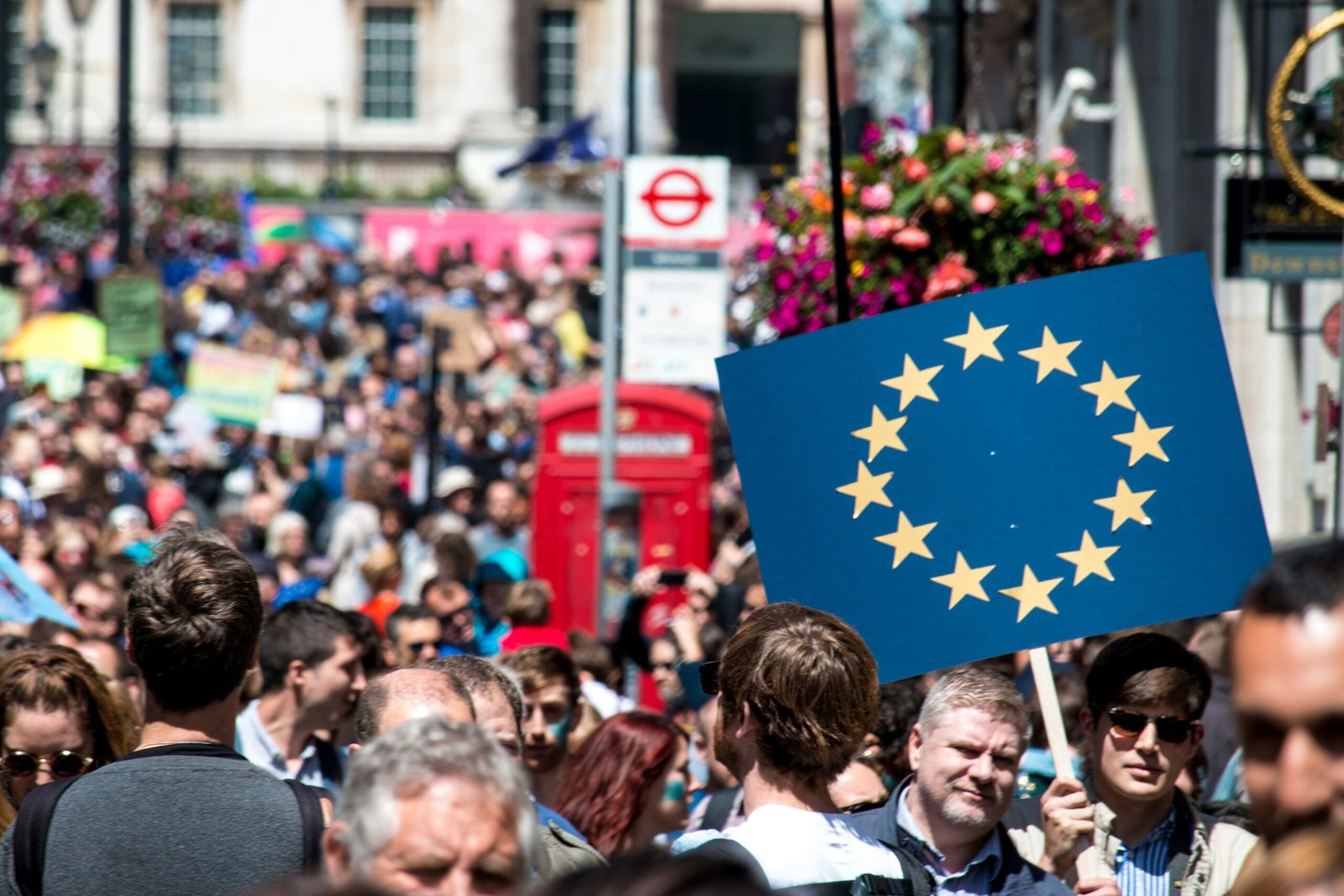 Die Flagge von Großbritannien weht im Wind