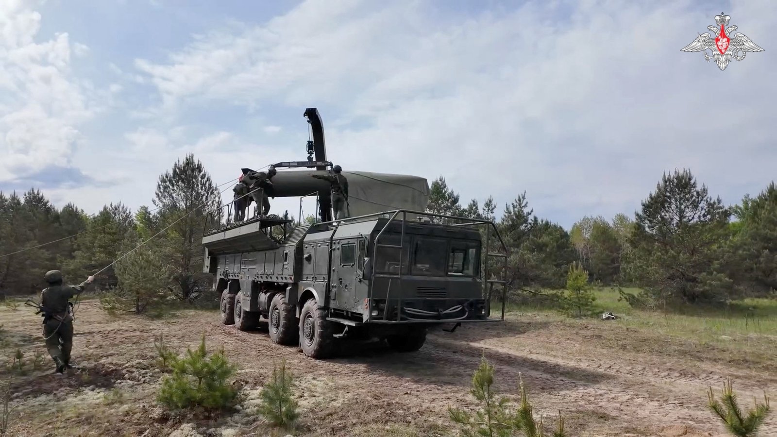 Militärkonvoi bewegt geschützte Behälter während Russland Atomwaffen verlegt