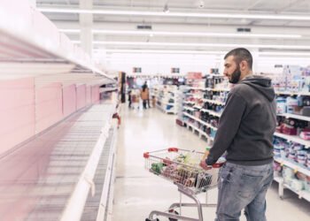 Amerikaner stehen vor leeren Supermarktregalen
