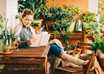 Holztisch im Sommergarten
