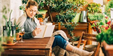 Holztisch im Sommergarten