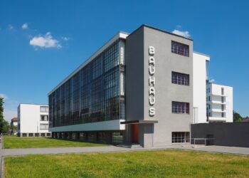 Bauhaus in Dessau eröffnet 1926
