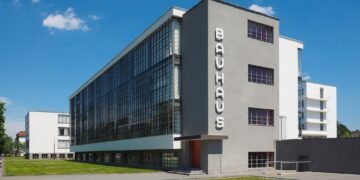 Bauhaus in Dessau eröffnet 1926