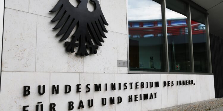 Dobrindt verteidigt Zurückweisungen