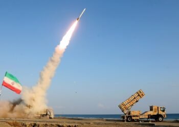 Iran Militärübungen Straße von Hormus zeigen Schiffe und Flugzeuge während der Live-Feuer-Übungen