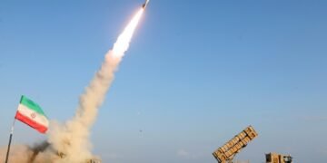 Iran Militärübungen Straße von Hormus zeigen Schiffe und Flugzeuge während der Live-Feuer-Übungen