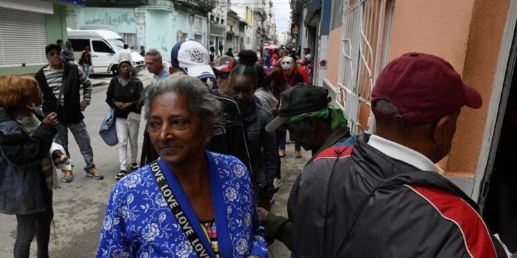 Warteschlangen und Lebensmittelknappheit als Folge der US-Sanktionen gegen Kuba