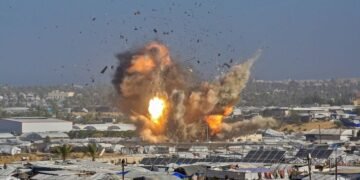 Zivilisten erhalten Hilfe nach der Gaza Waffenruhe Verletzung