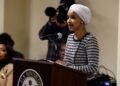Ilhan Omar attackiert während einer Town Hall in Minneapolis, Sicherheitskräfte greifen sofort ein