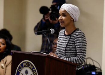 Ilhan Omar attackiert während einer Town Hall in Minneapolis, Sicherheitskräfte greifen sofort ein