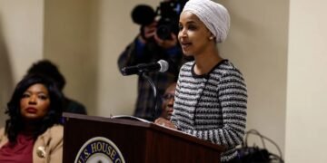 Ilhan Omar attackiert während einer Town Hall in Minneapolis, Sicherheitskräfte greifen sofort ein