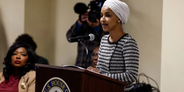 Ilhan Omar attackiert während einer Town Hall in Minneapolis, Sicherheitskräfte greifen sofort ein