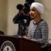 Ilhan Omar attackiert während einer Town Hall in Minneapolis, Sicherheitskräfte greifen sofort ein