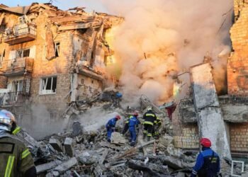 Drohne über ukrainischer Stadt bei den aktuellen Russischen Angriffe Ukraine