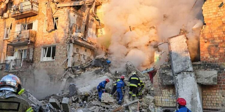 Drohne über ukrainischer Stadt bei den aktuellen Russischen Angriffe Ukraine