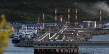 Große Industrieanlage in Neu-Delhi zeigt wie Indien meidet russisches Öl zugunsten neuer Handelspartner.