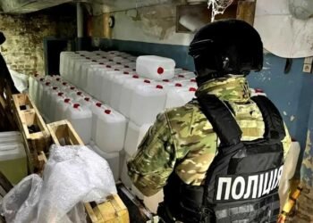 Schwer bewaffnete Polizei bei einer Razzia gegen den Osteuropa Drogenring