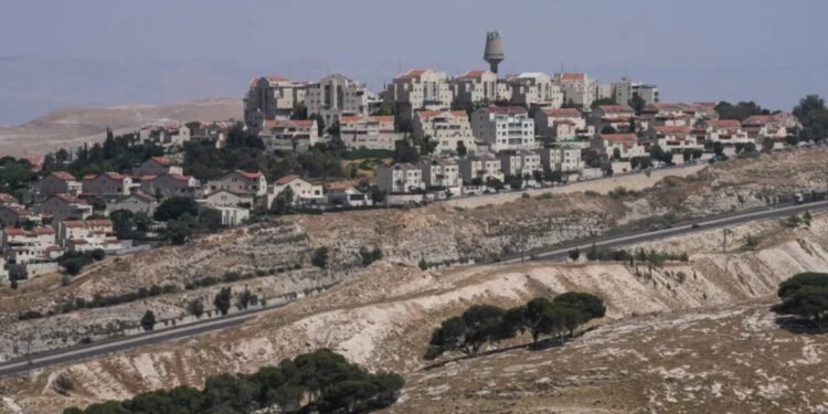 Panorama einer Siedlung während Israel erweitert Kontrolle im Westjordanland durch neue Bauprojekte.