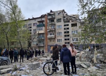 Eine schneebedeckte Straße mit Kratern verdeutlicht die Härte Russische Angriffe Donezk im Winter.