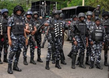 Ermittler sichern Spuren am Tatort, um die Hintergründe zum Angriff Kwara Nigeria aufzuklären.