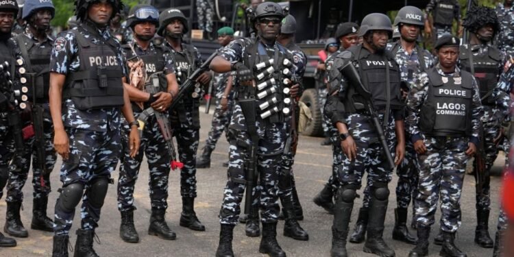 Ermittler sichern Spuren am Tatort, um die Hintergründe zum Angriff Kwara Nigeria aufzuklären.