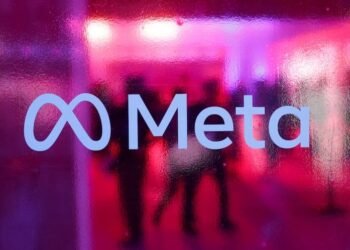 Eine geschockt dreinblickende Person schaut auf ein Tablet, das für die Auswirkungen von Betrugs-Werbung soziale Medien steht.