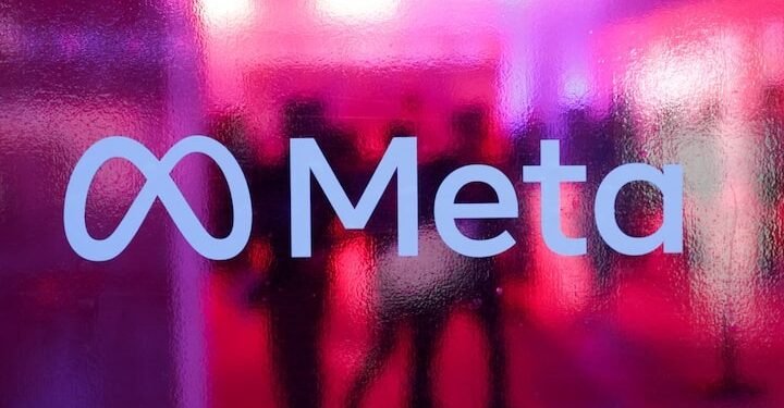 Eine geschockt dreinblickende Person schaut auf ein Tablet, das für die Auswirkungen von Betrugs-Werbung soziale Medien steht.