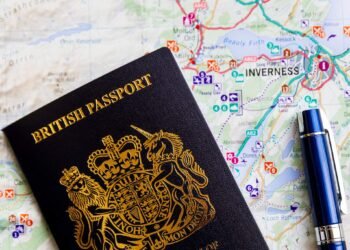 Automatischer Scan der Reisegenehmigung Großbritannien am Flughafen.