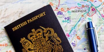 Automatischer Scan der Reisegenehmigung Großbritannien am Flughafen.