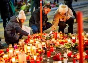 Rettungskräfte evakuieren Personen während des Todesopfer Schweizer Barbrand in Crans-Montana