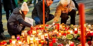 Rettungskräfte evakuieren Personen während des Todesopfer Schweizer Barbrand in Crans-Montana