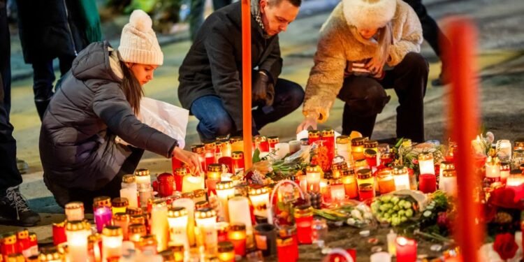 Rettungskräfte evakuieren Personen während des Todesopfer Schweizer Barbrand in Crans-Montana