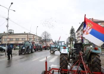 Landwirte blockieren Fahrbahn während des Agrarprotest Serbien