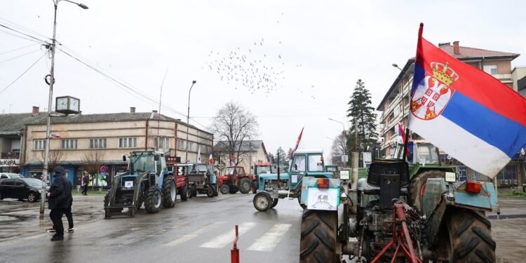 Landwirte blockieren Fahrbahn während des Agrarprotest Serbien
