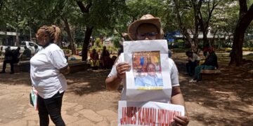 Familien von kenianische Rekruten in Russland beim Protest