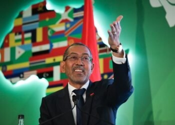 Experten begutachten Rohdiamanten da Angola strebt Anteile an De Beers an zur Marktsicherung.