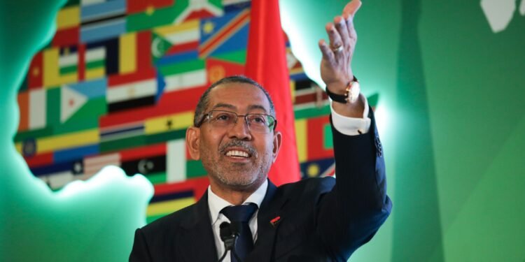 Experten begutachten Rohdiamanten da Angola strebt Anteile an De Beers an zur Marktsicherung.