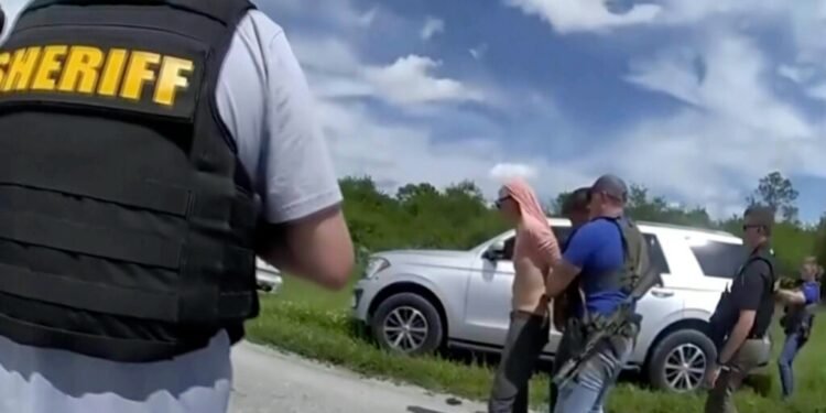 Juristische Dokumente und ein Richterhammer symbolisieren das Strafmaß für das versuchte Attentat auf Trump.