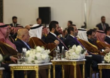 Techniker arbeiten an Glasfaserleitungen im Rahmen der Syrien Investitionsabkommen für Telekommunikation