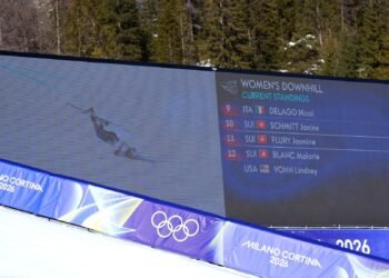 Ein Rettungshubschrauber birgt die verletzte Lindsey Vonn nach dem Sturz in der Frauen-Abfahrt Ski Alpin