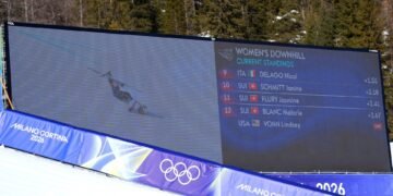 Ein Rettungshubschrauber birgt die verletzte Lindsey Vonn nach dem Sturz in der Frauen-Abfahrt Ski Alpin