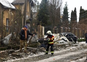 Zerstörte Wohnhäuser im Dorf Putrivka durch die jüngste Eskalation im Ukraine-Krieg.