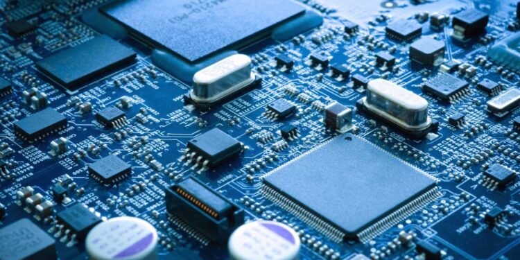 Moderne Server-Racks in einem Rechenzentrum verdeutlichen das Wachstum der Halbleiterbranche durch KI.